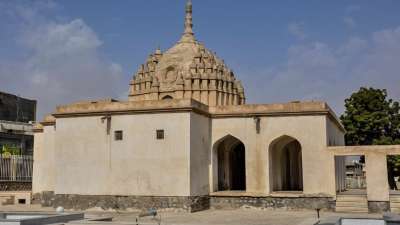 ईरान का बंदर अब्बास शहर जिसका भारत से खास रिश्ता रहा है, जहां आज भी हिंदू समुदाय के काफी लोग लंबे समय से रह रहे हैं। यह ईरान का एक प्रमुख बंदरगाह शहर है, जो अपनी सांस्कृतिक विविधता के लिए जाना जाता है। जानिए क्यों खास है बंदर अब्बास से भारत का खास रिश्ता? ईरान का बंदर अब्बास शहर जिसका भारत से खास रिश्ता रहा है, जहां आज भी हिंदू समुदाय के काफी लोग लंबे समय से रह रहे हैं। यह ईरान का एक प्रमुख बंदरगाह शहर है, जो अपनी सांस्कृतिक विविधता के लिए जाना जाता है। जानिए क्यों खास है बंदर अब्बास से भारत का खास रिश्ता?