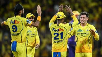 IPL के इतिहास में स्पिन गेंदबाजों ने हमेशा अपनी अलग पहचान बनाई है। कुछ स्पिनर्स ऐसे भी रहे हैं जिन्होंने बेहद कम मैचों में 50 विकेट का आंकड़ा छूकर अपनी काबिलियत का लोहा मनवाया। आइए एक नजर डालते हैं उन टॉप स्पिन गेंदबाजों पर, जिन्होंने सबसे तेज 50 विकेट हासिल किए... IPL के इतिहास में स्पिन गेंदबाजों ने हमेशा अपनी अलग पहचान बनाई है। कुछ स्पिनर्स ऐसे भी रहे हैं जिन्होंने बेहद कम मैचों में 50 विकेट का आंकड़ा छूकर अपनी काबिलियत का लोहा मनवाया। आइए एक नजर डालते हैं उन टॉप स्पिन गेंदबाजों पर, जिन्होंने सबसे तेज 50 विकेट हासिल किए...