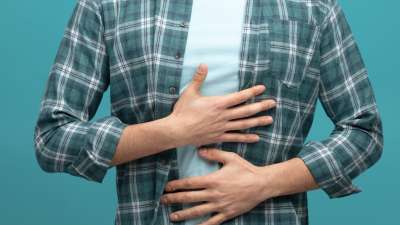 गर्मियों में डिहाइड्रेशन और खराब खानपान के कारण हमारे पेट की सेहत पर बुरा असर पड़ता हैं। इस वजह से इस मौसम में कई लोग पेट से जुड़ी समस्या को लेकर परेशान रहते हैं। दरअसल, हमारी सेहत की जड़ हमारे गट में ही छिपी होती है। जब गट संतुलित होता है, तो आप ऊर्जावान महसूस करते हैं। लेकिन जैसे ही यह संतुलन बिगड़ता है, पूरा शरीर सुस्त और भारी लगने लगता है। ऐसे में प्रोबायोटिक फूड्स एक नेचुरल हीरो की तरह काम करते हैं जो खासकर गर्मियों में आपकी पाचन क्रिया को दुरुस्त रखने में मदद करते हैं।
गर्मियों में डिहाइड्रेशन और खराब खानपान के कारण हमारे पेट की सेहत पर बुरा असर पड़ता हैं। इस वजह से इस मौसम में कई लोग पेट से जुड़ी समस्या को लेकर परेशान रहते हैं। दरअसल, हमारी सेहत की जड़ हमारे गट में ही छिपी होती है। जब गट संतुलित होता है, तो आप ऊर्जावान महसूस करते हैं। लेकिन जैसे ही यह संतुलन बिगड़ता है, पूरा शरीर सुस्त और भारी लगने लगता है। ऐसे में प्रोबायोटिक फूड्स एक नेचुरल हीरो की तरह काम करते हैं जो खासकर गर्मियों में आपकी पाचन क्रिया को दुरुस्त रखने में मदद करते हैं।