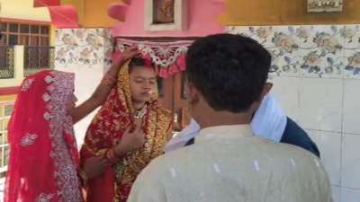 यूपी के सीतापुर में बिहार की रहने वाली नाज खातून ने सनातन धर्म अपनाया इतना ही नहीं वह नाज से निशा गौतम बन गई और अपने प्रेमी राकेश गौतम के साथ मंदिर में अग्नि को साक्षी मानकर सात फेरे लिए। यूपी के सीतापुर में बिहार की रहने वाली नाज खातून ने सनातन धर्म अपनाया इतना ही नहीं वह नाज से निशा गौतम बन गई और अपने प्रेमी राकेश गौतम के साथ मंदिर में अग्नि को साक्षी मानकर सात फेरे लिए।