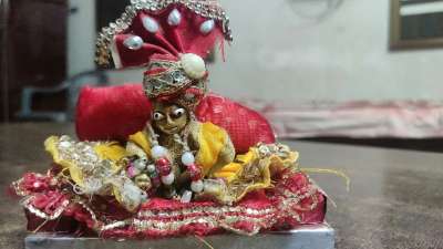 जिन लोगों ने अपने घरों में लड्डू गोपाल रखे हुए हैं वो उन्हें सुबह-शाम भोग जरूर अर्पित करते हैं। लेकिन क्या आप जानते हैं कि 5 ऐसे भोग हैं जो लड्डू गोपाल के बेहद प्रिय माने जाते हैं। कहते हैं इन चीजों को भोग स्वरूप उन्हें अर्पित करने से घर में सदैव सुख-समृद्धि बनी रहती है। जानिए ये कौन से भोग हैं। जिन लोगों ने अपने घरों में लड्डू गोपाल रखे हुए हैं वो उन्हें सुबह-शाम भोग जरूर अर्पित करते हैं। लेकिन क्या आप जानते हैं कि 5 ऐसे भोग हैं जो लड्डू गोपाल के बेहद प्रिय माने जाते हैं। कहते हैं इन चीजों को भोग स्वरूप उन्हें अर्पित करने से घर में सदैव सुख-समृद्धि बनी रहती है। जानिए ये कौन से भोग हैं।