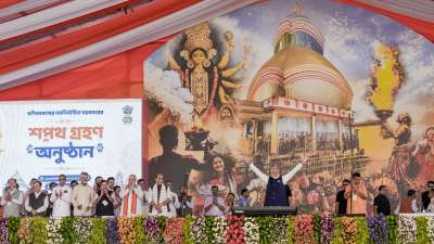 कोलकाता के बिग्रेड परेड ग्राउंड में पश्चिम बंगाल की नई सरकार का शपथ ग्रहण समारोह हुआ। इस दौरान पीएम मोदी ने अपने दोनों हाथ ऊपर उठाकर जनता का अभिवादन स्वीकार किया। कोलकाता के बिग्रेड परेड ग्राउंड में पश्चिम बंगाल की नई सरकार का शपथ ग्रहण समारोह हुआ। इस दौरान पीएम मोदी ने अपने दोनों हाथ ऊपर उठाकर जनता का अभिवादन स्वीकार किया।