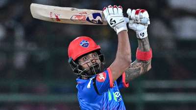 केएल राहुल ने 5 मई को चेन्नई सुपर किंग्स के खिलाफ IPL 2026 के 48वें मैच में 12 रन की पारी खेलते हुए अभिषेक शर्मा को पीछे छोड़ दिया और ऑरेंज कैप अपने नाम कर ली। इसके अगले ही दिन 2 बार ऑरेंज कैप बदलती नजर आई। आइए जानते हैं IPL 2026 के 49वें मैच की समाप्ति के बाद किसके पास है ऑरेंज कैप और इस सीजन अब तक सबसे ज्यादा रन बनाने वाले टॉप-5 बल्लेबाजों के नाम... केएल राहुल ने 5 मई को चेन्नई सुपर किंग्स के खिलाफ IPL 2026 के 48वें मैच में 12 रन की पारी खेलते हुए अभिषेक शर्मा को पीछे छोड़ दिया और ऑरेंज कैप अपने नाम कर ली। इसके अगले ही दिन 2 बार ऑरेंज कैप बदलती नजर आई। आइए जानते हैं IPL 2026 के 49वें मैच की समाप्ति के बाद किसके पास है ऑरेंज कैप और इस सीजन अब तक सबसे ज्यादा रन बनाने वाले टॉप-5 बल्लेबाजों के नाम...