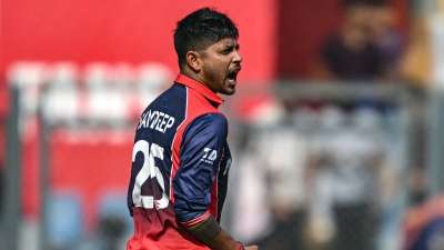वनडे क्रिकेट में सबसे तेज 150 विकेट लेने वाले गेंदबाजों की बात करें तो यह वर्ल्ड रिकॉर्ड अब नेपाल के स्पिन बॉलर संदीप लामिछाने के नाम हो गया है। उन्होंने सिर्फ 73 वनडे मैचों में 150 विकेट पूरे किए। इस मामले में उन्होंने ऑस्ट्रेलिया के तेज गेंदबाज मिचेल स्टार्क का रिकॉर्ड तोड़ा है। लामिछाने ने अपना वनडे डेब्यू साल 2018 में किया था। उन्होंने स्कॉटलैंड के खिलाफ मैच में इस उपलब्धि को अपने नाम किया। वनडे क्रिकेट में सबसे तेज 150 विकेट लेने वाले गेंदबाजों की बात करें तो यह वर्ल्ड रिकॉर्ड अब नेपाल के स्पिन बॉलर संदीप लामिछाने के नाम हो गया है। उन्होंने सिर्फ 73 वनडे मैचों में 150 विकेट पूरे किए। इस मामले में उन्होंने ऑस्ट्रेलिया के तेज गेंदबाज मिचेल स्टार्क का रिकॉर्ड तोड़ा है। लामिछाने ने अपना वनडे डेब्यू साल 2018 में किया था। उन्होंने स्कॉटलैंड के खिलाफ मैच में इस उपलब्धि को अपने नाम किया।