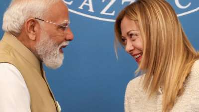 प्रधानमंत्री नरेन्द्र मोदी ने बुधवार को इटली की प्रधानमंत्री जॉर्जिया मेलोनी से मुलाकात की। इसके साथ व्यापार, रक्षा, स्वच्छ ऊर्जा और प्रौद्योगिकी जैसे क्षेत्रों पर केंद्रित व्यापक वार्ता की। मोदी अपनी पांच देशों की यात्रा के अंतिम चरण में मंगलवार रात रोम पहुंचे थे। मेलोनी के साथ बातचीत के लिए पहुंचने पर मोदी को रस्मी सलामी गारद दी गई।
प्रधानमंत्री नरेन्द्र मोदी ने बुधवार को इटली की प्रधानमंत्री जॉर्जिया मेलोनी से मुलाकात की। इसके साथ व्यापार, रक्षा, स्वच्छ ऊर्जा और प्रौद्योगिकी जैसे क्षेत्रों पर केंद्रित व्यापक वार्ता की। मोदी अपनी पांच देशों की यात्रा के अंतिम चरण में मंगलवार रात रोम पहुंचे थे। मेलोनी के साथ बातचीत के लिए पहुंचने पर मोदी को रस्मी सलामी गारद दी गई।