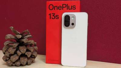 OnePlus 13s की कीमत में अब तक की सबसे बड़ी कटौती की गई है। चीनी कंपनी का यह कॉम्पैक्ट फ्लैगशिप फोन लॉन्च प्राइस से हजारों रुपये सस्ते में मिल रहा है। यह फोन 12GB रैम और 512GB स्टोरेज स्टोरेज के साथ-साथ दमदार कैमरा के साथ आता है। OnePlus 13s की कीमत में अब तक की सबसे बड़ी कटौती की गई है। चीनी कंपनी का यह कॉम्पैक्ट फ्लैगशिप फोन लॉन्च प्राइस से हजारों रुपये सस्ते में मिल रहा है। यह फोन 12GB रैम और 512GB स्टोरेज स्टोरेज के साथ-साथ दमदार कैमरा के साथ आता है।