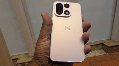 OnePlus 15 की कीमत में कटौती की गई है। ई-कॉमर्स वेबसाइट Amazon पर वनप्लस का यह फोन 3,000 रुपये तक सस्ते में खरीदा जा सकता है। इस फोन को भारत में 72,999 रुपये की शुरुआती कीमत में लॉन्च किया था। कंपनी ने बाद में फोन की कीमत में 5,000 रुपये का इजाफा कर दिया। इसके बाद वनप्लस का यह फोन 77,999 रुपये की शुरुआती कीमत में मिल रहा था। OnePlus 15 की कीमत में कटौती की गई है। ई-कॉमर्स वेबसाइट Amazon पर वनप्लस का यह फोन 3,000 रुपये तक सस्ते में खरीदा जा सकता है। इस फोन को भारत में 72,999 रुपये की शुरुआती कीमत में लॉन्च किया था। कंपनी ने बाद में फोन की कीमत में 5,000 रुपये का इजाफा कर दिया। इसके बाद वनप्लस का यह फोन 77,999 रुपये की शुरुआती कीमत में मिल रहा था।