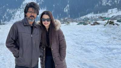 तमिलनाडु की राजनीति में एक नए अध्याय की शुरुआत हुई जब अभिनेता से राजनेता बने थलपति विजय ने मुख्यमंत्री पद की शपथ ली। इस ऐतिहासिक पल की गवाह बनीं उनकी पसंदीदा सह-कलाकार तृषा कृष्णन। रविवार दोपहर आयोजित इस समारोह में तृषा आकर्षण का केंद्र रहीं। नीले रंग की खूबसूरत साड़ी और सुनहरे काम वाले ब्लाउज में सजी तृषा ने अपने बालों में फूल और गले में सुंदर चोकर पहन रखा था। तमिलनाडु की राजनीति में एक नए अध्याय की शुरुआत हुई जब अभिनेता से राजनेता बने थलपति विजय ने मुख्यमंत्री पद की शपथ ली। इस ऐतिहासिक पल की गवाह बनीं उनकी पसंदीदा सह-कलाकार तृषा कृष्णन। रविवार दोपहर आयोजित इस समारोह में तृषा आकर्षण का केंद्र रहीं। नीले रंग की खूबसूरत साड़ी और सुनहरे काम वाले ब्लाउज में सजी तृषा ने अपने बालों में फूल और गले में सुंदर चोकर पहन रखा था।