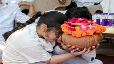 पूर्व मुख्यमंत्री मुलायम सिंह यादव के छोटे बेटे प्रतीक यादव की अस्थियां शनिवार को हरिद्वार के हरकी पैड़ी के वीआईपी घाट पर गंगा नदी में विसर्जित की गईं। विसर्जन के दौरान प्रतीक यादव और अपर्णा यादव की छोटी बेटी के एक मार्मिक दृश्य ने माहौल को गहरे शोक में डुबो दिया। पूर्व मुख्यमंत्री मुलायम सिंह यादव के छोटे बेटे प्रतीक यादव की अस्थियां शनिवार को हरिद्वार के हरकी पैड़ी के वीआईपी घाट पर गंगा नदी में विसर्जित की गईं। विसर्जन के दौरान प्रतीक यादव और अपर्णा यादव की छोटी बेटी के एक मार्मिक दृश्य ने माहौल को गहरे शोक में डुबो दिया।