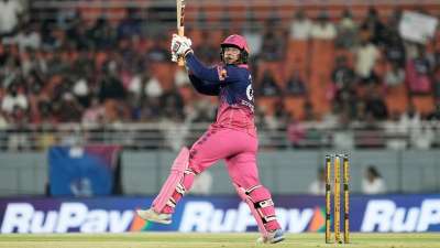इंडियन प्रीमियर लीग के अभी तक के 19 सीजन में एक से एक धाकड़ खिलाड़ी देखने को मिले हैं, लेकिन जो कमाल 15 साल के वैभव सूर्यवंशी ने किया वैसा कोई एक खिलाड़ी अकेले करने में कामयाब नहीं हो सका। आईपीएल 2026 के सीजन में अनगिनत रिकॉर्ड अपने नाम करने वाले वैभव सूर्यवंशी के अब एक सीजन में बाउंड्री से सबसे ज्यादा रन बनाने वाले खिलाड़ी हैं। इसमें उन्होंने साल 2026 के सीजन में जहां अब तक कुल 680 रन बनाए हैं तो उसमें से 610 रन चौके-छक्कों से आए हैं। इंडियन प्रीमियर लीग के अभी तक के 19 सीजन में एक से एक धाकड़ खिलाड़ी देखने को मिले हैं, लेकिन जो कमाल 15 साल के वैभव सूर्यवंशी ने किया वैसा कोई एक खिलाड़ी अकेले करने में कामयाब नहीं हो सका। आईपीएल 2026 के सीजन में अनगिनत रिकॉर्ड अपने नाम करने वाले वैभव सूर्यवंशी के अब एक सीजन में बाउंड्री से सबसे ज्यादा रन बनाने वाले खिलाड़ी हैं। इसमें उन्होंने साल 2026 के सीजन में जहां अब तक कुल 680 रन बनाए हैं तो उसमें से 610 रन चौके-छक्कों से आए हैं।