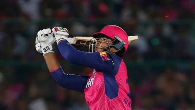 IPL 2026 में वैभव सूर्यवंशी ने छक्कों की झड़ी लगाते हुए इतिहास रच दिया। वैभव ने महज 15 साल की उम्र में क्रिस गेल को पछाड़ते हुए IPL के एक सीजन में सबसे ज्यादा छक्के जड़ने का कीर्तिमान अपने नाम कर लिया। आइए जानते हैं IPL के एक सीजन में सबसे ज्यादा छक्के किन बल्लेबाजों ने जड़े हैं। IPL 2026 में वैभव सूर्यवंशी ने छक्कों की झड़ी लगाते हुए इतिहास रच दिया। वैभव ने महज 15 साल की उम्र में क्रिस गेल को पछाड़ते हुए IPL के एक सीजन में सबसे ज्यादा छक्के जड़ने का कीर्तिमान अपने नाम कर लिया। आइए जानते हैं IPL के एक सीजन में सबसे ज्यादा छक्के किन बल्लेबाजों ने जड़े हैं।
