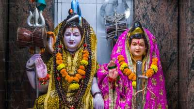 Pradosh Vrat: प्रदोष व्रत हर महीने की शुक्ल और कृष्ण दोनों पक्षों की त्रयोदशी तिथि को रखा जाता है। ये व्रत भगवान शिव को समर्पित है। कहते हैं जो भी भक्त सच्चे मन और नियम के साथ ये उपवास रखता है उसकी मनचाही कामना पूरी हो जाती है। लेकिन अब सवाल ये आता है कि इस व्रत को रखने के नियम क्या हैं यानी आप किस-किस तरीके से ये व्रत रख सकते हैं, यहां हम इसी बारे में आपको बताएंगे। Pradosh Vrat: प्रदोष व्रत हर महीने की शुक्ल और कृष्ण दोनों पक्षों की त्रयोदशी तिथि को रखा जाता है। ये व्रत भगवान शिव को समर्पित है। कहते हैं जो भी भक्त सच्चे मन और नियम के साथ ये उपवास रखता है उसकी मनचाही कामना पूरी हो जाती है। लेकिन अब सवाल ये आता है कि इस व्रत को रखने के नियम क्या हैं यानी आप किस-किस तरीके से ये व्रत रख सकते हैं, यहां हम इसी बारे में आपको बताएंगे।
