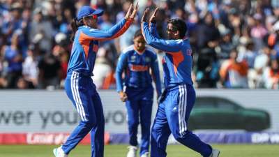 इंटरनेशनल क्रिकेट में एक से बढ़कर एक महिला गेंदबाज हैं, लेकिन सिर्फ 2 ही गेंदबाज तीनों फॉर्मेट में कुल मिलाकर 350 से ज्यादा विकेट चटकाने में सफल रही हैं। दिलचस्प बात ये है कि ये दोनों ही गेंदबाज भारतीय हैं। आइए जानते हैं इंटरनेशनल क्रिकेट में सबसे ज्यादा विकेट चटकाने वाली गेंदबाजों के बारे में... इंटरनेशनल क्रिकेट में एक से बढ़कर एक महिला गेंदबाज हैं, लेकिन सिर्फ 2 ही गेंदबाज तीनों फॉर्मेट में कुल मिलाकर 350 से ज्यादा विकेट चटकाने में सफल रही हैं। दिलचस्प बात ये है कि ये दोनों ही गेंदबाज भारतीय हैं। आइए जानते हैं इंटरनेशनल क्रिकेट में सबसे ज्यादा विकेट चटकाने वाली गेंदबाजों के बारे में...