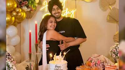 बॉलीवुड की सहसे मशहूर प्लेबैक सिंगर्स में से एक नेहा कक्कड़ का आज यानी 6 जून को अपना 38वां बर्थडे सेलिब्रेट कर रही हैं। नेहा कक्कड़ को हर तरफ से बर्थडे की बधाईयां मिल रही हैं। कई सेलेब्स ने भी सिंगर को सोशल मीडिया के जरिए बर्थडे विश किया है, लेकिन जिसकी सबसे ज्यादा चर्चा है वह है उनके सोशल मीडिया पोस्ट की। बॉलीवुड की सहसे मशहूर प्लेबैक सिंगर्स में से एक नेहा कक्कड़ का आज यानी 6 जून को अपना 38वां बर्थडे सेलिब्रेट कर रही हैं। नेहा कक्कड़ को हर तरफ से बर्थडे की बधाईयां मिल रही हैं। कई सेलेब्स ने भी सिंगर को सोशल मीडिया के जरिए बर्थडे विश किया है, लेकिन जिसकी सबसे ज्यादा चर्चा है वह है उनके सोशल मीडिया पोस्ट की।