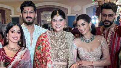 बॉलीवुड फिल्ममेकर बोनी कपूर की बड़ी बेटी और अभिनेता अर्जुन कपूर की बहन अंशुला कपूर जल्दी ही अपने मंगेतर रोहन ठक्कर के साथ शादी के बंधन में बंधने वाली है। कपल ने जुलाई 2025 में सगाई की थी और अब सगाई के एक साल बाद दोनों शादी करने जा रहे हैं। बॉलीवुड फिल्ममेकर बोनी कपूर की बड़ी बेटी और अभिनेता अर्जुन कपूर की बहन अंशुला कपूर जल्दी ही अपने मंगेतर रोहन ठक्कर के साथ शादी के बंधन में बंधने वाली है। कपल ने जुलाई 2025 में सगाई की थी और अब सगाई के एक साल बाद दोनों शादी करने जा रहे हैं।