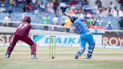 T20I क्रिकेट में भारत की ओर से कई युवा खिलाड़ियों ने डेब्यू किया है। इनमें से कई प्लेयर ऐसे भी हैं, जो अब टीम का हिस्सा नहीं हैं। आइए जानते हैं T20I क्रिकेट में सबसे कम उम्र में डेब्यू करने वाले भारतीय खिलाड़ियों के बारे में.... T20I क्रिकेट में भारत की ओर से कई युवा खिलाड़ियों ने डेब्यू किया है। इनमें से कई प्लेयर ऐसे भी हैं, जो अब टीम का हिस्सा नहीं हैं। आइए जानते हैं T20I क्रिकेट में सबसे कम उम्र में डेब्यू करने वाले भारतीय खिलाड़ियों के बारे में....