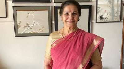 बॉलीवुड में ऐसी कई अभिनेत्रियां हैं, जो 40-50 की उम्र के बाद भी सिंगल हैं और अपनी जिंदगी को अपने हिसाब से जी रही हैं। फिर चाहे वो तब्बू हों, सुष्मिता सेन या फिर अमीषा पटेल। सुहासिनी मुले भी बॉलीवुड की सिंगल लेडीज की लिस्ट में लंबे समय तक अपनी जगह बनाए हुए थीं। 60 की उम्र तक उन्हें जीवनसाथी नहीं मिला, लेकिन फिर अचानक उनकी शादी की खबर आई, जिसने सबको चौंका दिया। बॉलीवुड में ऐसी कई अभिनेत्रियां हैं, जो 40-50 की उम्र के बाद भी सिंगल हैं और अपनी जिंदगी को अपने हिसाब से जी रही हैं। फिर चाहे वो तब्बू हों, सुष्मिता सेन या फिर अमीषा पटेल। सुहासिनी मुले भी बॉलीवुड की सिंगल लेडीज की लिस्ट में लंबे समय तक अपनी जगह बनाए हुए थीं। 60 की उम्र तक उन्हें जीवनसाथी नहीं मिला, लेकिन फिर अचानक उनकी शादी की खबर आई, जिसने सबको चौंका दिया।