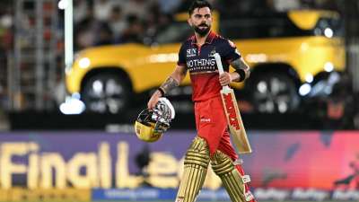 IPL 2026 के फाइनल में 37 साल के विराट कोहली ने धमाकेदार पारी खेली और प्लेयर ऑफ द मैच अवॉर्ड अपने नाम किया। विराट की शानदार पारी की बदौलत RCB दूसरी बार चैंपियन बना। आइए जानते हैं IPL फाइनल में प्लेयर ऑफ द मैच जीतने वाले सबसे उम्रदराज क्रिकेटरों के बारे में.. IPL 2026 के फाइनल में 37 साल के विराट कोहली ने धमाकेदार पारी खेली और प्लेयर ऑफ द मैच अवॉर्ड अपने नाम किया। विराट की शानदार पारी की बदौलत RCB दूसरी बार चैंपियन बना। आइए जानते हैं IPL फाइनल में प्लेयर ऑफ द मैच जीतने वाले सबसे उम्रदराज क्रिकेटरों के बारे में..