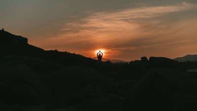 सूर्य ग्रहों के राजा हैं और साथ ही आत्मा, आत्मविश्वास, तेज के कारक भी। इसके साथ ही सूर्य उपासना से भाग्योदय भी होता है। इसलिए सूर्य देव के दिन रविवार को कुछ सूर्य मंत्रों का जप करने से आपको बेहद शुभ परिणाम मिल सकते हैं। इन मंत्रों का जप करने से आपका भाग्य जाग सकता है और साथ ही आपके आत्मविश्वास में भी वृद्धि देखने को मिलती है। आइए जान लेते हैं इन मंत्रों के बारे में। सूर्य ग्रहों के राजा हैं और साथ ही आत्मा, आत्मविश्वास, तेज के कारक भी। इसके साथ ही सूर्य उपासना से भाग्योदय भी होता है। इसलिए सूर्य देव के दिन रविवार को कुछ सूर्य मंत्रों का जप करने से आपको बेहद शुभ परिणाम मिल सकते हैं। इन मंत्रों का जप करने से आपका भाग्य जाग सकता है और साथ ही आपके आत्मविश्वास में भी वृद्धि देखने को मिलती है। आइए जान लेते हैं इन मंत्रों के बारे में।