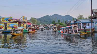 बर्फ से ढके हिमालयी पहाड़ों के बीच फैली डल झील में हर सुबह 'शिकारा' का शांत सफर किसी खूबसूरत तस्वीर जैसा दिखाई देता है। लेकिन इस प्राकृतिक सुंदरता के पीछे एक गंभीर संकट छिपा है। बढ़ता तापमान, प्रदूषण, अनियोजित निर्माण और झीलों में बढ़ते अतिक्रमण के कारण कश्मीर की सैकड़ों झीलें धीरे-धीरे सिकुड़ रही हैं। विशेषज्ञों का कहना है कि यदि समय रहते प्रभावी कदम नहीं उठाए गए तो आने वाले सालों में कई झीलें पूरी तरह गायब हो सकती हैं। बर्फ से ढके हिमालयी पहाड़ों के बीच फैली डल झील में हर सुबह 'शिकारा' का शांत सफर किसी खूबसूरत तस्वीर जैसा दिखाई देता है। लेकिन इस प्राकृतिक सुंदरता के पीछे एक गंभीर संकट छिपा है। बढ़ता तापमान, प्रदूषण, अनियोजित निर्माण और झीलों में बढ़ते अतिक्रमण के कारण कश्मीर की सैकड़ों झीलें धीरे-धीरे सिकुड़ रही हैं। विशेषज्ञों का कहना है कि यदि समय रहते प्रभावी कदम नहीं उठाए गए तो आने वाले सालों में कई झीलें पूरी तरह गायब हो सकती हैं।