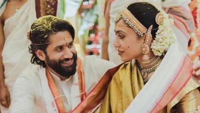 दक्षिण भारतीय सिनेमा के मशहूर अभिनेता नागा चैतन्य और अभिनेत्री शोभिता धुलिपाला एक बार फिर सुर्खियों में हैं। हाल ही में चैतन्य ने अपनी पत्नी शोभिता की एक बेहद खास और अनौपचारिक तस्वीर सोशल मीडिया पर साझा की, जिसने देखते ही देखते फैंस के बीच हलचल मचा दी। इस तस्वीर को देखने के बाद सोशल मीडिया यूजर्स और फैंस के बीच शोभिता की प्रेग्नेंसी को लेकर तरह-तरह की अटकलें लगाई जाने लगी हैं। दक्षिण भारतीय सिनेमा के मशहूर अभिनेता नागा चैतन्य और अभिनेत्री शोभिता धुलिपाला एक बार फिर सुर्खियों में हैं। हाल ही में चैतन्य ने अपनी पत्नी शोभिता की एक बेहद खास और अनौपचारिक तस्वीर सोशल मीडिया पर साझा की, जिसने देखते ही देखते फैंस के बीच हलचल मचा दी। इस तस्वीर को देखने के बाद सोशल मीडिया यूजर्स और फैंस के बीच शोभिता की प्रेग्नेंसी को लेकर तरह-तरह की अटकलें लगाई जाने लगी हैं।