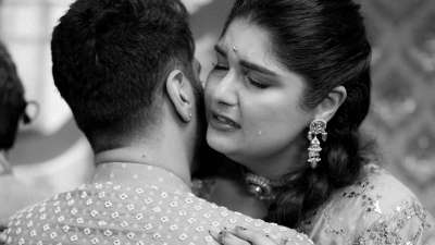 बोनी कपूर की बड़ी बेटी अंशुला कपूर 6 जुलाई को रोहन ठक्कर के साथ शादी के बंधन में बंधने वाली हैं, जिसके चलते इन दिनों कपूर फैमिली में जश्न का माहौल है। माता की चौकी से अंशुला की प्री-वेडिंग सेरेमनी की शुरुआत हुई और अब उनकी मेहंदी के बाद चूड़ा सेरेमनी रखी गई, जिसकी तस्वीरें अंशुला ने सोशल मीडिया पर साझा की हैं, जिनमें वह कहीं खुश तो कहीं इमोशनल लग रही हैं। बोनी कपूर की बड़ी बेटी अंशुला कपूर 6 जुलाई को रोहन ठक्कर के साथ शादी के बंधन में बंधने वाली हैं, जिसके चलते इन दिनों कपूर फैमिली में जश्न का माहौल है। माता की चौकी से अंशुला की प्री-वेडिंग सेरेमनी की शुरुआत हुई और अब उनकी मेहंदी के बाद चूड़ा सेरेमनी रखी गई, जिसकी तस्वीरें अंशुला ने सोशल मीडिया पर साझा की हैं, जिनमें वह कहीं खुश तो कहीं इमोशनल लग रही हैं।