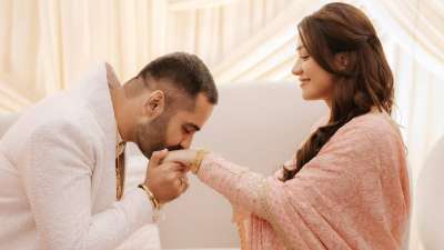 'ये काली काली आंखें' सीरीज से चर्चा में आईं आंचल सिंह अब अपनी पर्सनल लाइफ को लेकर चर्चा में हैं। एक्ट्रेस ने अपने बिजनेसमैन बॉयफ्रेंड मोहित चावला से सगाई कर ली है, जिसकी तस्वीरें उन्होंने सोशल मीडिया पर भी शेयर की हैं। लंबे समय से आंचल की सगाई की चर्चा जोरों पर थी, जिनकी तस्वीरें शेयर करते हुए एक्ट्रेस ने खुद साफ कर दिया है कि अब उनकी सगाई हो चुकी है। 'ये काली काली आंखें' सीरीज से चर्चा में आईं आंचल सिंह अब अपनी पर्सनल लाइफ को लेकर चर्चा में हैं। एक्ट्रेस ने अपने बिजनेसमैन बॉयफ्रेंड मोहित चावला से सगाई कर ली है, जिसकी तस्वीरें उन्होंने सोशल मीडिया पर भी शेयर की हैं। लंबे समय से आंचल की सगाई की चर्चा जोरों पर थी, जिनकी तस्वीरें शेयर करते हुए एक्ट्रेस ने खुद साफ कर दिया है कि अब उनकी सगाई हो चुकी है।