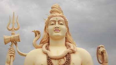 सावन के महीने की शुरुआत 30 जुलाई से होगी। भगवान शिव को समर्पित इस माह में कुछ मंत्रों का जप करने से आपको धन-धान्य और पारिवारिक सुख की प्राप्ति हो सकती है। आइए जानते हैं इन मंत्रों के बारे में। सावन के महीने की शुरुआत 30 जुलाई से होगी। भगवान शिव को समर्पित इस माह में कुछ मंत्रों का जप करने से आपको धन-धान्य और पारिवारिक सुख की प्राप्ति हो सकती है। आइए जानते हैं इन मंत्रों के बारे में।