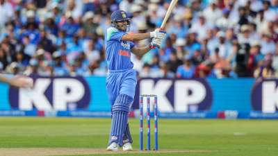 भारतीय टीम अभी इंग्लैंड के दौरे पर है जहां वह मेजबान टीम के खिलाफ तीन मैचों की वनडे सीरीज खेल रही है। इस सीरीज के पहले मुकाबले में टीम इंडिया के कप्तान शुभमन गिल का बल्ले से शानदार प्रदर्शन देखने को मिला। वहीं कप्तानी संभालने के बाद से शुभमन गिल का अब तक पिछले एक साल में बल्ले से जबरदस्त प्रदर्शन दिखा है। इसमें इंग्लैंड में उनका बिल्कुल ही अलग फॉर्म दिखा है। ऐसे में हम आपको इंग्लैंड में अब तक सबसे ज्यादा रन बनाने वाले टॉप-5 भारतीय कप्तानों के बारे में बताने जा रहे हैं। भारतीय टीम अभी इंग्लैंड के दौरे पर है जहां वह मेजबान टीम के खिलाफ तीन मैचों की वनडे सीरीज खेल रही है। इस सीरीज के पहले मुकाबले में टीम इंडिया के कप्तान शुभमन गिल का बल्ले से शानदार प्रदर्शन देखने को मिला। वहीं कप्तानी संभालने के बाद से शुभमन गिल का अब तक पिछले एक साल में बल्ले से जबरदस्त प्रदर्शन दिखा है। इसमें इंग्लैंड में उनका बिल्कुल ही अलग फॉर्म दिखा है। ऐसे में हम आपको इंग्लैंड में अब तक सबसे ज्यादा रन बनाने वाले टॉप-5 भारतीय कप्तानों के बारे में बताने जा रहे हैं।