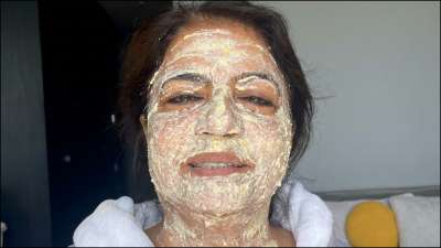 साफ और चमकदार त्वचा पाने के लिए चेहरे पर उबटन लगाना अच्छा होता है। बाजार में कई तरह के उबटन मिलते हैं, लेकिन आप चाहें तो घर में भी कुछ चीजों को मिलाकर उबटन बना सकते हैं। प्रियंका चोपड़ा की मां और डॉक्टर मधु चोपड़ा ने घर में उबटन बनाने की रेसिपी शेयर की है जिसे वो सुबह उठकर चेहरे पर लगाती हैं। साफ और चमकदार त्वचा पाने के लिए चेहरे पर उबटन लगाना अच्छा होता है। बाजार में कई तरह के उबटन मिलते हैं, लेकिन आप चाहें तो घर में भी कुछ चीजों को मिलाकर उबटन बना सकते हैं। प्रियंका चोपड़ा की मां और डॉक्टर मधु चोपड़ा ने घर में उबटन बनाने की रेसिपी शेयर की है जिसे वो सुबह उठकर चेहरे पर लगाती हैं।