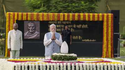 प्रधानमंत्री नरेंद्र मोदी ने रविवार को नई दिल्ली में 'सदैव अटल' पर पूर्व प्रधानमंत्री अटल बिहारी वाजपेयी को उनकी पुण्यतिथि पर श्रद्धांजलि दी। प्रधानमंत्री नरेंद्र मोदी ने रविवार को नई दिल्ली में 'सदैव अटल' पर पूर्व प्रधानमंत्री अटल बिहारी वाजपेयी को उनकी पुण्यतिथि पर श्रद्धांजलि दी।