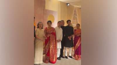 आज दिल्ली में सुप्रिया सुले की बेटी रेवती सुले की रिसेप्शन पार्टी हुई। इस पार्टी में बीजेपी और कांग्रेस के तमाम बड़े नेता शामिल हुए, जिसमें गृह मंत्री अमित शाह, कांग्रेस की सीनियर नेता सोनिया गांधी, राहुल गांधी और प्रियंका गांधी मुख्य हैं। आज दिल्ली में सुप्रिया सुले की बेटी रेवती सुले की रिसेप्शन पार्टी हुई। इस पार्टी में बीजेपी और कांग्रेस के तमाम बड़े नेता शामिल हुए, जिसमें गृह मंत्री अमित शाह, कांग्रेस की सीनियर नेता सोनिया गांधी, राहुल गांधी और प्रियंका गांधी मुख्य हैं।
