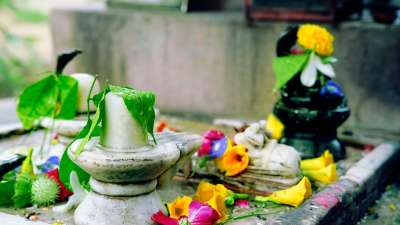 भगवान शिव का प्रिय माह सावन 30 जुलाई 2026 से आरंभ हो चुका है, जो कि रक्षाबंधन यानी श्रावण पूर्णिमा को समाप्त होगा। इस पूरे माह में भोलेनाथ की पूजा-अर्चना करने के साथ ही उपवास रखा जाता है। भोलेनाथ की पूजा में बेलपत्र का विशेष महत्व बताया गया है। धार्मिक मान्यता है कि भगवान शिव को प्रसन्न करने के लिए एक लोटा जल और बेलपत्र भी काफी होते हैं। तो आइए जानते हैं कि शिवलिंग पर कितने बेलपत्र चढ़ाना चाहिए और इसे चढ़ाने का सही नियम क्या है। भगवान शिव का प्रिय माह सावन 30 जुलाई 2026 से आरंभ हो चुका है, जो कि रक्षाबंधन यानी श्रावण पूर्णिमा को समाप्त होगा। इस पूरे माह में भोलेनाथ की पूजा-अर्चना करने के साथ ही उपवास रखा जाता है। भोलेनाथ की पूजा में बेलपत्र का विशेष महत्व बताया गया है। धार्मिक मान्यता है कि भगवान शिव को प्रसन्न करने के लिए एक लोटा जल और बेलपत्र भी काफी होते हैं। तो आइए जानते हैं कि शिवलिंग पर कितने बेलपत्र चढ़ाना चाहिए और इसे चढ़ाने का सही नियम क्या है।