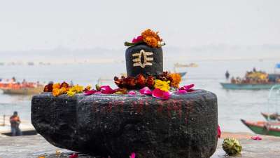 सावन में भगवान शिव की पूजा और जलाभिषेक का विशेष महत्व होता है। धार्मिक मान्यताओं के अनुसार, शिवलिंग पर जल चढ़ाने से महादेव अत्यंत प्रसन्न होते हैं। शिवलिंग पर जल चढ़ाते समय इन मंत्रों का जाप करने से पूजा का पूर्ण फल प्राप्त होता है और सभी मनोकामना पूर्ण होती हैं। सावन में भगवान शिव की पूजा और जलाभिषेक का विशेष महत्व होता है। धार्मिक मान्यताओं के अनुसार, शिवलिंग पर जल चढ़ाने से महादेव अत्यंत प्रसन्न होते हैं। शिवलिंग पर जल चढ़ाते समय इन मंत्रों का जाप करने से पूजा का पूर्ण फल प्राप्त होता है और सभी मनोकामना पूर्ण होती हैं।