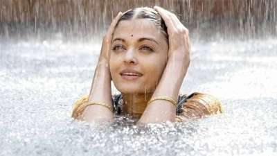बॉलीवुड और झमाझम बारिश का नाता बेहद पुराना और खूबसूरत रहा है। हिंदी सिनेमा में जब भी रिमझिम फुहारें गिरी हैं, तो उनके साथ यादगार नगमे और ढेरों भावनाएं पर्दे पर उतरी हैं। चाहे बारिश में झूमकर नाचना हो, मस्ती करना हो या फिर रोमांस का जादू बिखेरना हो, बॉलीवुड की अभिनेत्रियों ने अपनी अदाकारी, दिलकश डांस और बेमिसाल एक्सप्रेशंस से इन मानसूनी गानों को हमेशा-हमेशा के लिए अमर बना दिया। आइए नजर डालते हैं बॉलीवुड की उन चुनिंदा अभिनेत्रियों पर, जिन्होंने पर्दे पर आते ही बारिश के नगमों में जान फूंक दी: बॉलीवुड और झमाझम बारिश का नाता बेहद पुराना और खूबसूरत रहा है। हिंदी सिनेमा में जब भी रिमझिम फुहारें गिरी हैं, तो उनके साथ यादगार नगमे और ढेरों भावनाएं पर्दे पर उतरी हैं। चाहे बारिश में झूमकर नाचना हो, मस्ती करना हो या फिर रोमांस का जादू बिखेरना हो, बॉलीवुड की अभिनेत्रियों ने अपनी अदाकारी, दिलकश डांस और बेमिसाल एक्सप्रेशंस से इन मानसूनी गानों को हमेशा-हमेशा के लिए अमर बना दिया। आइए नजर डालते हैं बॉलीवुड की उन चुनिंदा अभिनेत्रियों पर, जिन्होंने पर्दे पर आते ही बारिश के नगमों में जान फूंक दी: