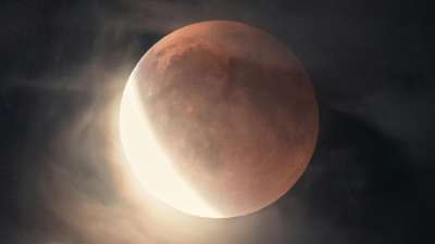 28 अगस्त को साल 2026 का दूसरा चंद्र ग्रहण लगने जा रहा है। ज्योतिष शास्त्र अनुसार ये ग्रहण 3 राशियों के लिए भारी साबित हो सकता है। ऐसे में इन राशियों को बेहद सतर्क रहना होगा। किसी बड़ी मुसीबत में पड़ने के आसार दिखाई दे रहे हैं। 28 अगस्त के बाद से अलगे 15 दिनों तक इन जातकों को धन, सेहत और रिश्तों के मामले में विशेष सावधानी बरतनी होगी। चलिए जानते हैं चंद्र ग्रहण की टाइमिंग और राशियों पर पड़ने वाला इसका नकारात्मक प्रभाव। 28 अगस्त को साल 2026 का दूसरा चंद्र ग्रहण लगने जा रहा है। ज्योतिष शास्त्र अनुसार ये ग्रहण 3 राशियों के लिए भारी साबित हो सकता है। ऐसे में इन राशियों को बेहद सतर्क रहना होगा। किसी बड़ी मुसीबत में पड़ने के आसार दिखाई दे रहे हैं। 28 अगस्त के बाद से अलगे 15 दिनों तक इन जातकों को धन, सेहत और रिश्तों के मामले में विशेष सावधानी बरतनी होगी। चलिए जानते हैं चंद्र ग्रहण की टाइमिंग और राशियों पर पड़ने वाला इसका नकारात्मक प्रभाव।