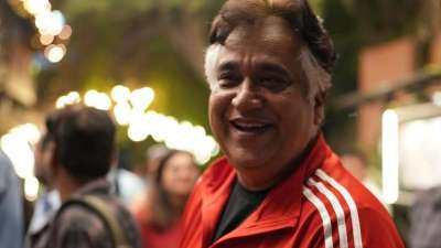 ओटीटी प्लेटफॉर्म नेटफ्लिक्स पर हाल ही में रिलीज हुई 'ऑपरेशन सफेद सागर' इन दिनों काफी चर्चा में है। हाल ही में रिलीज हुई ये सीरीज कारगिल युद्ध के कम जाने-पहचाने पहलू पर रोशनी डाली गई है। ये सीरीज 1999 के युद्ध के दौरान इंडियन एयर फोर्स के ऐतिहासिक हाई-एल्टीट्यूड मिशन पर बनी है। सीरीज में एक्टर सिद्धार्थ, अभय वर्मा, जिम्मी शेरगिल और दीया मिर्जा जैसे कलाकार मुख्य भूमिका में हैं और अभिनेता मनु ऋषि चड्ढा भी परवेज मुशर्रफ की भूमिका के लिए सुर्खियां बटोर रहे हैं। ओटीटी प्लेटफॉर्म नेटफ्लिक्स पर हाल ही में रिलीज हुई 'ऑपरेशन सफेद सागर' इन दिनों काफी चर्चा में है। हाल ही में रिलीज हुई ये सीरीज कारगिल युद्ध के कम जाने-पहचाने पहलू पर रोशनी डाली गई है। ये सीरीज 1999 के युद्ध के दौरान इंडियन एयर फोर्स के ऐतिहासिक हाई-एल्टीट्यूड मिशन पर बनी है। सीरीज में एक्टर सिद्धार्थ, अभय वर्मा, जिम्मी शेरगिल और दीया मिर्जा जैसे कलाकार मुख्य भूमिका में हैं और अभिनेता मनु ऋषि चड्ढा भी परवेज मुशर्रफ की भूमिका के लिए सुर्खियां बटोर रहे हैं।