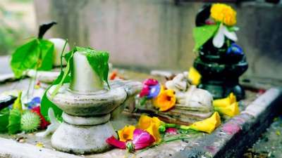 सावन का पवित्र महीना 30 जुलाई से शुरू हो चुका है और सावन का पहला सोमवार 3 अगस्त को है। सावन सोमवार के दिन भक्त शिव जी की पूजा करते हैं और शिवलिंग पर बेलपत्र भी अर्पित करते हैं। हालांकि, बेलपत्र अर्पित करने से पहले आपको कुछ जरूरी नियमों को अवश्य जान लेना चाहिए, आज हम आपको इन्हीं निमयों के बारे में आपको बताने वाले हैं। सावन का पवित्र महीना 30 जुलाई से शुरू हो चुका है और सावन का पहला सोमवार 3 अगस्त को है। सावन सोमवार के दिन भक्त शिव जी की पूजा करते हैं और शिवलिंग पर बेलपत्र भी अर्पित करते हैं। हालांकि, बेलपत्र अर्पित करने से पहले आपको कुछ जरूरी नियमों को अवश्य जान लेना चाहिए, आज हम आपको इन्हीं निमयों के बारे में आपको बताने वाले हैं।