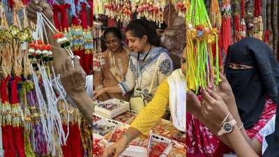 देशभर में शुक्रवार को रक्षाबंधन का त्योहार उत्साह के साथ मनाया जाएगा। भाई-बहन के प्यार और रिश्ते का यह खास पर्व देशभर में उत्साह के साथ मनाया जाता है। देशभर में शुक्रवार को रक्षाबंधन का त्योहार उत्साह के साथ मनाया जाएगा। भाई-बहन के प्यार और रिश्ते का यह खास पर्व देशभर में उत्साह के साथ मनाया जाता है।