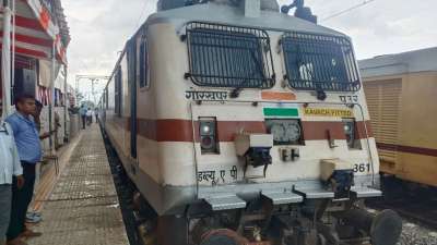 उत्तर प्रदेश के मुख्यमंत्री योगी आदित्यनाथ और केंद्रीय रेल मंत्री अश्विनी वैष्णव ने सोमवार को नेपालगंज रोड-नानपारा-बहराइच रेल सेक्शन (ब्रॉड गेज) का उद्घाटन किया। इसके साथ ही, दोनों नेताओं ने नेपालगंज रोड और वाराणसी सिटी के बीच एक उद्घाटन स्पेशल ट्रेन को हरी झंडी दिखाकर रवाना भी किया। यूपी के बहराइच जिले में स्थित नेपालगंज रोड रेलवे स्टेशन से पड़ोसी देश नेपाल की दूरी एक किलोमीटर से भी कम है। उत्तर प्रदेश के मुख्यमंत्री योगी आदित्यनाथ और केंद्रीय रेल मंत्री अश्विनी वैष्णव ने सोमवार को नेपालगंज रोड-नानपारा-बहराइच रेल सेक्शन (ब्रॉड गेज) का उद्घाटन किया। इसके साथ ही, दोनों नेताओं ने नेपालगंज रोड और वाराणसी सिटी के बीच एक उद्घाटन स्पेशल ट्रेन को हरी झंडी दिखाकर रवाना भी किया। यूपी के बहराइच जिले में स्थित नेपालगंज रोड रेलवे स्टेशन से पड़ोसी देश नेपाल की दूरी एक किलोमीटर से भी कम है।