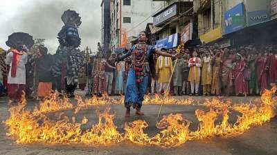छत्तीसगढ़ के बस्तर जिले के जगदलपुर में भी सावन के आखिरी सोमवार की धूम देखने को मिली। यहां के भूतेश्वर महादेव मंदिर में सावन के आखिरी सोमवार के मौके पर ओडिशा के कलाकार एक धार्मिक जुलूस में शामिल हुए। छत्तीसगढ़ के बस्तर जिले के जगदलपुर में भी सावन के आखिरी सोमवार की धूम देखने को मिली। यहां के भूतेश्वर महादेव मंदिर में सावन के आखिरी सोमवार के मौके पर ओडिशा के कलाकार एक धार्मिक जुलूस में शामिल हुए।