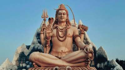 हिंदू धर्म में सावन का महीना अत्यंत ही पावन और फलदायी माना जाता है। यह पूरा माह भगवान शिव की पूजा के लिए समर्पित होता है। इस साल सावन का समापन 28 अगस्त 2026 को रक्षाबंधन के दिन होगा। सावन मास में पूजा-पाठ और जप-तप के साथ ही दान करना भी बहुत शुभ होता है। सावन में गरीब और जरूरतमंदों को दान करने से व्यक्ति को पुण्यकारी फलों की प्राप्ति होती हैं और साथ ही सुख-समृद्धि की प्राप्ति होती है।
हिंदू धर्म में सावन का महीना अत्यंत ही पावन और फलदायी माना जाता है। यह पूरा माह भगवान शिव की पूजा के लिए समर्पित होता है। इस साल सावन का समापन 28 अगस्त 2026 को रक्षाबंधन के दिन होगा। सावन मास में पूजा-पाठ और जप-तप के साथ ही दान करना भी बहुत शुभ होता है। सावन में गरीब और जरूरतमंदों को दान करने से व्यक्ति को पुण्यकारी फलों की प्राप्ति होती हैं और साथ ही सुख-समृद्धि की प्राप्ति होती है।