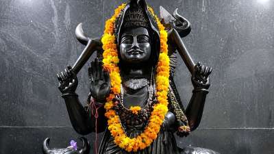 28 अगस्त 2026 तक सावन का पवित्र माह रहेगा। यह महीना भगवान शिव को अति प्रिय है। ऐसे में सावन में भोलेनाथ की पूजा करना अति उत्तम माना जाता है। वहीं शनि देव को प्रसन्न करने के लिए भी यह माह उत्तम माना गया है। 28 अगस्त 2026 तक सावन का पवित्र माह रहेगा। यह महीना भगवान शिव को अति प्रिय है। ऐसे में सावन में भोलेनाथ की पूजा करना अति उत्तम माना जाता है। वहीं शनि देव को प्रसन्न करने के लिए भी यह माह उत्तम माना गया है।