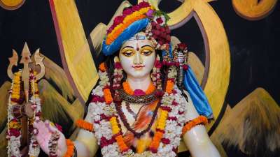 सावन का पूरा महीना भगवान शिव को समर्पित होता है। महादेव की आराधना के लिए यह माह अत्यंत ही फलदायी माना जाता है। धार्मिक मान्यताओं के अनुसार, सावन माह में भगवान शिव माता पार्वती की साथ धरती पर भ्रमण करने आते हैं और अपने भक्तों पर विशेष कृपा बरसाते हैं। यही वजह है कि सावन में भक्तगण भोलेनाथ को प्रसन्न करने के लिए तरह-तरह के उपाय अपनाते हैं। सावन का पूरा महीना भगवान शिव को समर्पित होता है। महादेव की आराधना के लिए यह माह अत्यंत ही फलदायी माना जाता है। धार्मिक मान्यताओं के अनुसार, सावन माह में भगवान शिव माता पार्वती की साथ धरती पर भ्रमण करने आते हैं और अपने भक्तों पर विशेष कृपा बरसाते हैं। यही वजह है कि सावन में भक्तगण भोलेनाथ को प्रसन्न करने के लिए तरह-तरह के उपाय अपनाते हैं।