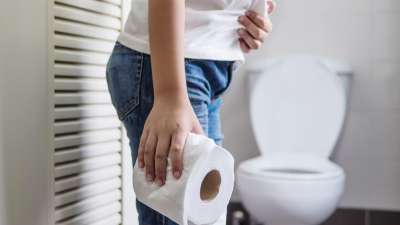 फाइबर से भरपूर फल और सब्जियां: फाइबर से भरपूर चीजों का सेवन पाइल्स में फायदेमंद हो सकता है। ये मल को नरम बनाता है। ऐसे में आप अपनी डाइट में पपीता और अमरूद शामिल कर सकते हैं। इनमें मौजूद पाचक एंजाइम और फाइबर पेट को साफ रखते हैं। इसके अलावा आप सेब और नाशपाती का भी सेवन कर सकते हैं। इन्हें छिलके समेत खाएं, क्योंकि छिलके में भरपूर इनसोल्युबल फाइबर होता है। पालक, मेथी, तरोई, लौकी और खीरा भी पाचन के लिए बहुत फायदेमंद हैं। फाइबर से भरपूर फल और सब्जियां: फाइबर से भरपूर चीजों का सेवन पाइल्स में फायदेमंद हो सकता है। ये मल को नरम बनाता है। ऐसे में आप अपनी डाइट में पपीता और अमरूद शामिल कर सकते हैं। इनमें मौजूद पाचक एंजाइम और फाइबर पेट को साफ रखते हैं। इसके अलावा आप सेब और नाशपाती का भी सेवन कर सकते हैं। इन्हें छिलके समेत खाएं, क्योंकि छिलके में भरपूर इनसोल्युबल फाइबर होता है। पालक, मेथी, तरोई, लौकी और खीरा भी पाचन के लिए बहुत फायदेमंद हैं।