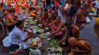 श्राद्ध में तर्पण का बहुत अधिक महत्व है। इससे पितर संतुष्ट व तृप्त होते हैं। ब्रह्मवैवर्त पुराण के अनुसार जिस प्रकार वर्षा का जल सीप में गिरने से मोती, कदली में गिरने से कपूर, खेत में गिरने से अन्न और धूल में गिरने से कीचड़ बन
जाता है। उसी प्रकार तर्पण के जल से सूक्ष्म वाष्पकण- देव योनि के पितर को अमृत, मनुष्य योनि के पितर को अन्न, पशु योनि के पितर को चारा व अन्य योनियों के पितरों को उनके अनुरूप भोजन व संतुष्टि प्रदान करते हैं। साथ ही जो व्यक्ति तर्पण कार्य पूर्ण करता है उसे हर तरफ से लाभ मिलता है। नौकरी में तरक्की मिलती है। श्राद्ध में तर्पण का बहुत अधिक महत्व है। इससे पितर संतुष्ट व तृप्त होते हैं। ब्रह्मवैवर्त पुराण के अनुसार जिस प्रकार वर्षा का जल सीप में गिरने से मोती, कदली में गिरने से कपूर, खेत में गिरने से अन्न और धूल में गिरने से कीचड़ बन
जाता है। उसी प्रकार तर्पण के जल से सूक्ष्म वाष्पकण- देव योनि के पितर को अमृत, मनुष्य योनि के पितर को अन्न, पशु योनि के पितर को चारा व अन्य योनियों के पितरों को उनके अनुरूप भोजन व संतुष्टि प्रदान करते हैं। साथ ही जो व्यक्ति तर्पण कार्य पूर्ण करता है उसे हर तरफ से लाभ मिलता है। नौकरी में तरक्की मिलती है।