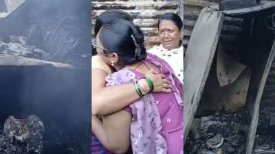 कर्नाटक के बेलगावी शहर के बीचों-बीच स्थित चवत गली में सोमवार रात गणेश चतुर्थी के जश्न के माहौल के बीच एक दर्दनाक हादसा हो गया। कर्नाटक के बेलगावी शहर के बीचों-बीच स्थित चवत गली में सोमवार रात गणेश चतुर्थी के जश्न के माहौल के बीच एक दर्दनाक हादसा हो गया।