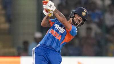 टी20 इंटरनेशनल में भारतीय टीम के स्क्वाड में जब साल 2026 में ईशान किशन की वापसी हुई थी तो उनपर प्रदर्शन करने का काफी दबाव भी था, क्योंकि वह पिछले काफी लंबे से बाहर चल रहे थे। ईशान ने चयनकर्ताओं के फैसले को पूरी तरह से सही साबित किया जिसमें उनका अब तक इस साल में बल्ले से काफी जबरदस्त फॉर्म देखने को मिला है। ऐसे में हम आपको टी20 इंटरनेशनल में एक साल में सबसे ज्यादा रन बनाने वाले खिलाड़ियों के बारे में बताने जा रहे हैं, जिसमें ईशान किशन के पास अब पूर्व कप्तान सूर्यकुमार यादव का रिकॉर्ड तोड़ने का भी शानदार मौका है। टी20 इंटरनेशनल में भारतीय टीम के स्क्वाड में जब साल 2026 में ईशान किशन की वापसी हुई थी तो उनपर प्रदर्शन करने का काफी दबाव भी था, क्योंकि वह पिछले काफी लंबे से बाहर चल रहे थे। ईशान ने चयनकर्ताओं के फैसले को पूरी तरह से सही साबित किया जिसमें उनका अब तक इस साल में बल्ले से काफी जबरदस्त फॉर्म देखने को मिला है। ऐसे में हम आपको टी20 इंटरनेशनल में एक साल में सबसे ज्यादा रन बनाने वाले खिलाड़ियों के बारे में बताने जा रहे हैं, जिसमें ईशान किशन के पास अब पूर्व कप्तान सूर्यकुमार यादव का रिकॉर्ड तोड़ने का भी शानदार मौका है।