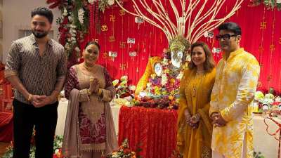 पॉपुलर पंजाबी सिंगर और 'बिग बॉस 15' फेम अफसाना खान एक बार फिर सोशल मीडिया पर चर्चा में हैं। अफसाना खान हाल ही में अपने पति साज के साथ कॉमेडियन कपिल शर्मा के घर पहुंचीं, जहां उन्होंने गणपति पूजा की। कपिल शर्मा के घर पर हुए गणपति पूजा उत्सव की तस्वीरें अफसाना खान ने सोशल मीडिया पर शेयर की हैं, जिन्हें लेकर अब वह चर्चा में हैं। पॉपुलर पंजाबी सिंगर और 'बिग बॉस 15' फेम अफसाना खान एक बार फिर सोशल मीडिया पर चर्चा में हैं। अफसाना खान हाल ही में अपने पति साज के साथ कॉमेडियन कपिल शर्मा के घर पहुंचीं, जहां उन्होंने गणपति पूजा की। कपिल शर्मा के घर पर हुए गणपति पूजा उत्सव की तस्वीरें अफसाना खान ने सोशल मीडिया पर शेयर की हैं, जिन्हें लेकर अब वह चर्चा में हैं।