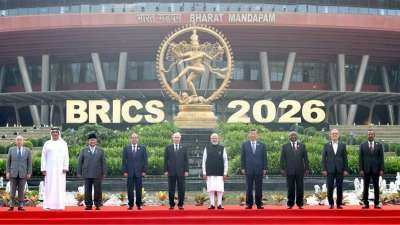 भारत की मेजबानी में आयोजित दो दिवसीय 18वें ब्रिक्स (BRICS) शिखर सम्मेलन का पहला दिन ऐतिहासिक उपलब्धियों और यादगार पलों का गवाह बना। राजधानी दिल्ली के भारत मंडपम में आयोजित इस वैश्विक सम्मेलन के पहले दिन आर्टिफिशियल इंटेलिजेंस (AI), क्रॉस-बॉर्डर पेमेंट, एकतरफा प्रतिबंधों और संयुक्त राष्ट्र सुरक्षा परिषद (UNSC) में सुधारों पर गहन मंथन हुआ। वैश्विक मंच पर भारत का दबदबा उस समय और स्पष्ट हो गया जब पीएम मोदी ने वैश्विक संस्थाओं के पुनरुद्धार की जोरदार वकालत की। आइए तस्वीरों के जरिए नजर डालते हैं 18वें ब्रिक्स समिट के पहले दिन की बड़ी और यादगार तस्वीरों पर। भारत की मेजबानी में आयोजित दो दिवसीय 18वें ब्रिक्स (BRICS) शिखर सम्मेलन का पहला दिन ऐतिहासिक उपलब्धियों और यादगार पलों का गवाह बना। राजधानी दिल्ली के भारत मंडपम में आयोजित इस वैश्विक सम्मेलन के पहले दिन आर्टिफिशियल इंटेलिजेंस (AI), क्रॉस-बॉर्डर पेमेंट, एकतरफा प्रतिबंधों और संयुक्त राष्ट्र सुरक्षा परिषद (UNSC) में सुधारों पर गहन मंथन हुआ। वैश्विक मंच पर भारत का दबदबा उस समय और स्पष्ट हो गया जब पीएम मोदी ने वैश्विक संस्थाओं के पुनरुद्धार की जोरदार वकालत की। आइए तस्वीरों के जरिए नजर डालते हैं 18वें ब्रिक्स समिट के पहले दिन की बड़ी और यादगार तस्वीरों पर।